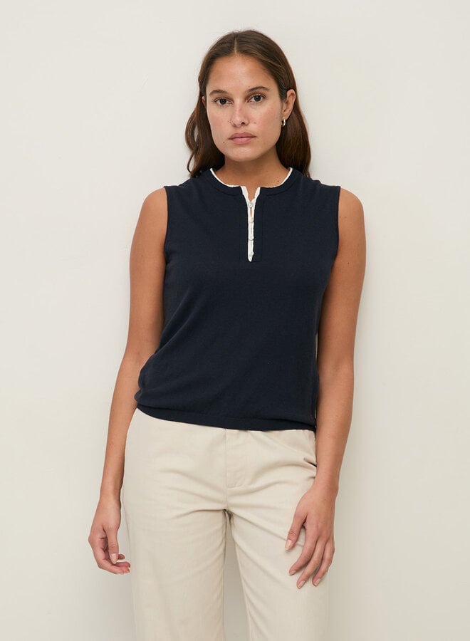 Tricot Yerse Flax sans manches bleu marine à insertion au col boutonnée écrue