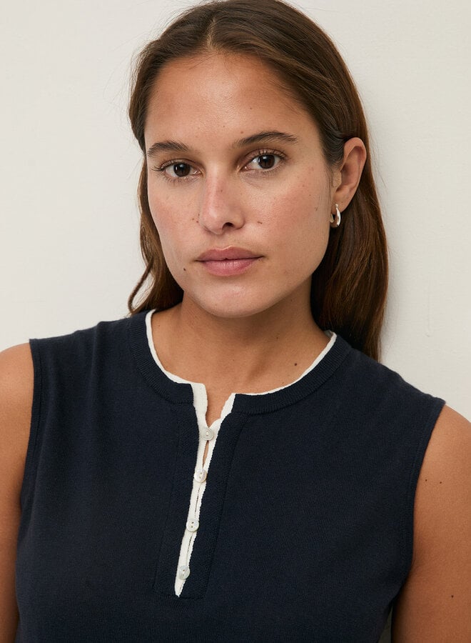 Tricot Yerse Flax sans manches bleu marine à insertion au col boutonnée écrue