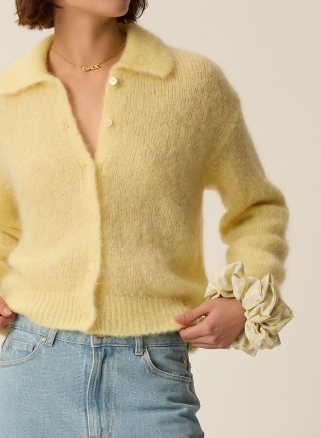 Cardigan Des Petits Hauts à col classique en mohair moelleux jaune beurre