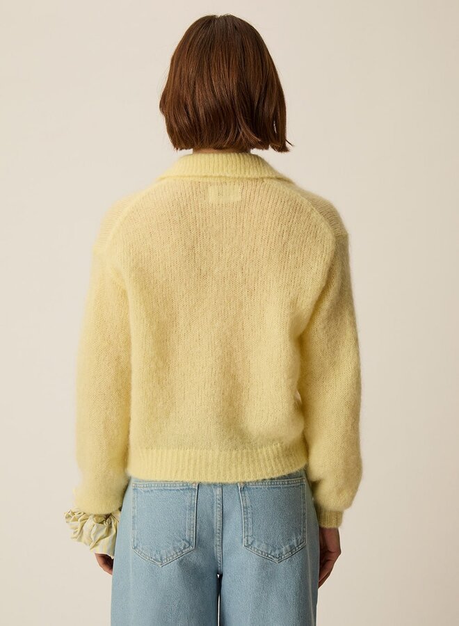 Cardigan Des Petits Hauts à col classique en mohair moelleux jaune beurre