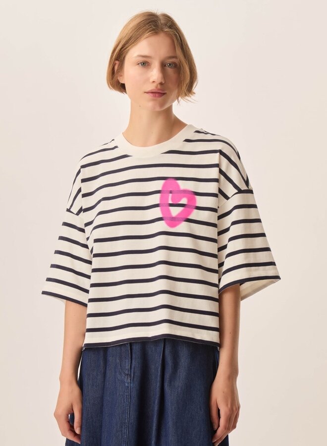 T-shirt Des Petits Hauts Fionna écru rayé bleu marine avec coeur graffiti rose gomme