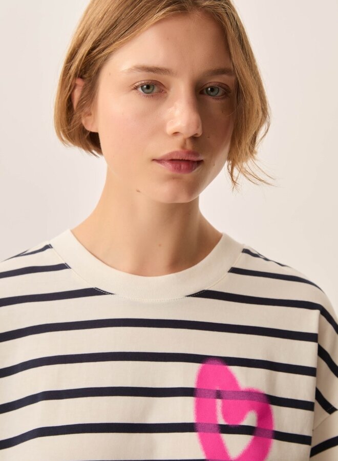 T-shirt Des Petits Hauts Fionna écru rayé bleu marine avec coeur graffiti rose gomme