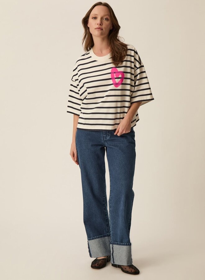 T-shirt Des Petits Hauts Fionna écru rayé bleu marine avec coeur graffiti rose gomme