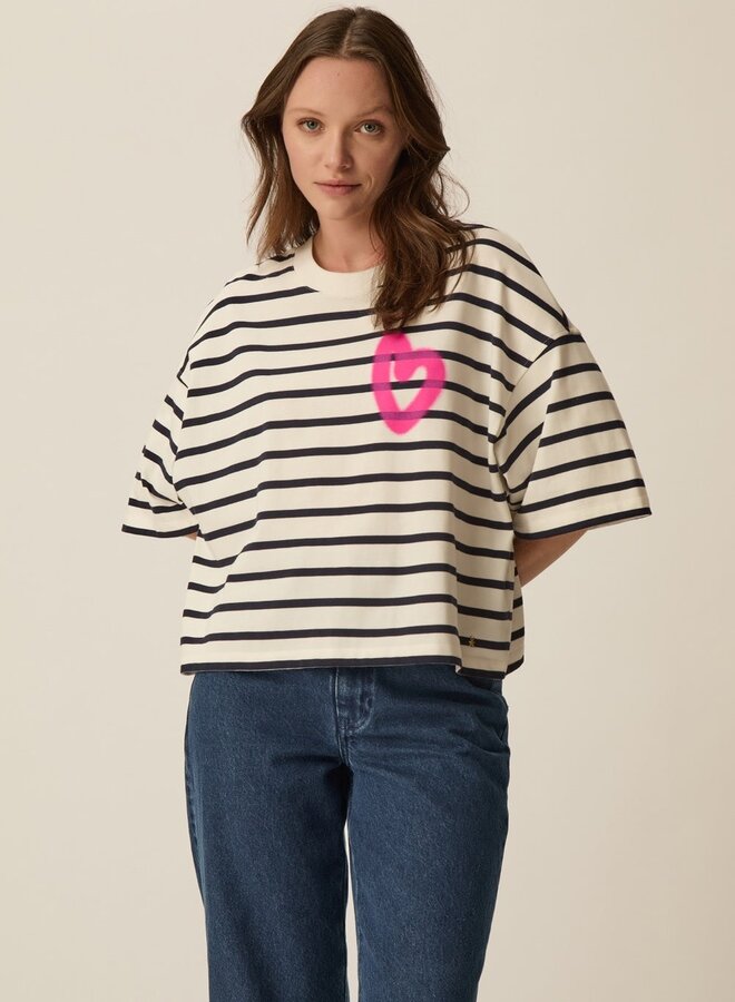 T-shirt Des Petits Hauts Fionna écru rayé bleu marine avec coeur graffiti rose gomme