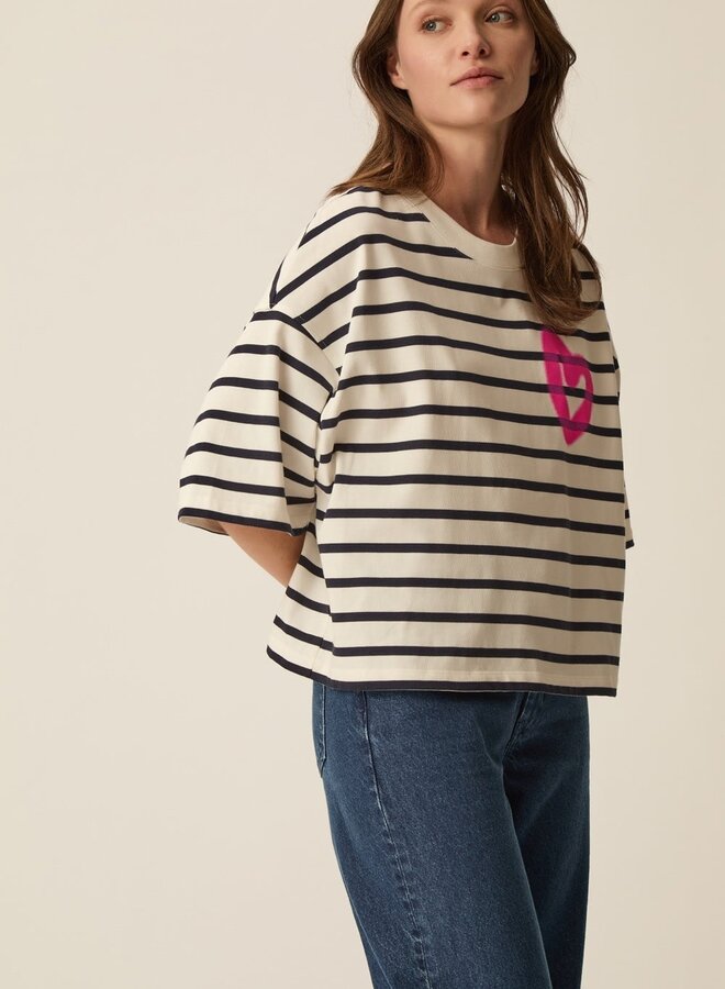 T-shirt Des Petits Hauts Fionna écru rayé bleu marine avec coeur graffiti rose gomme