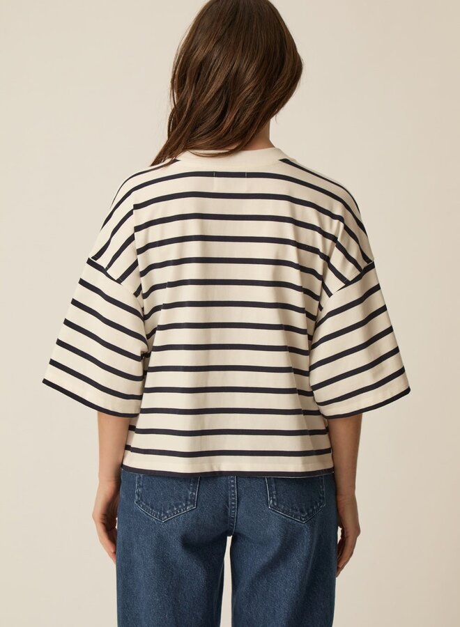 T-shirt Des Petits Hauts Fionna écru rayé bleu marine avec coeur graffiti rose gomme