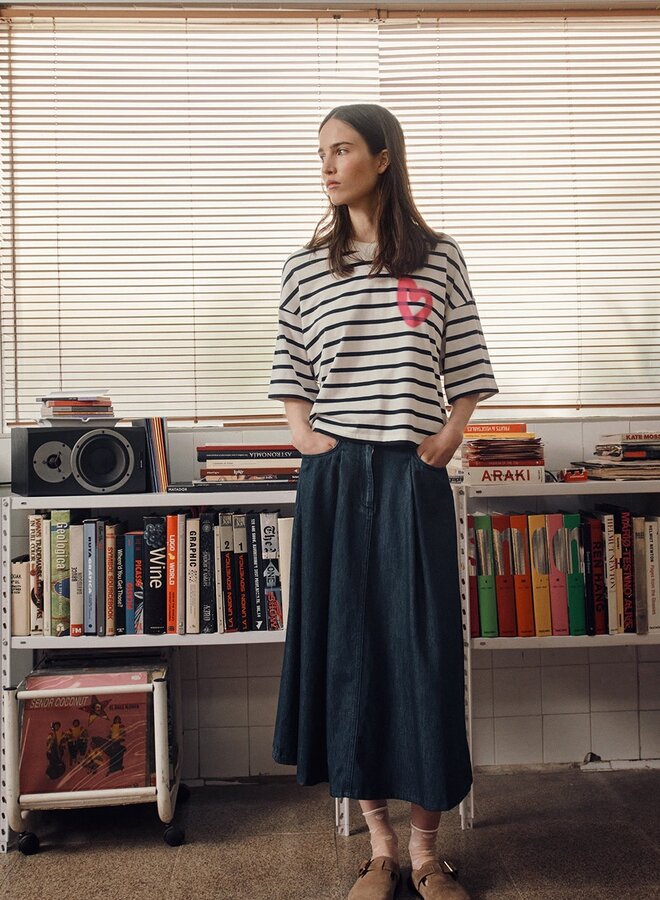 T-shirt Des Petits Hauts Fionna écru rayé bleu marine avec coeur graffiti rose gomme