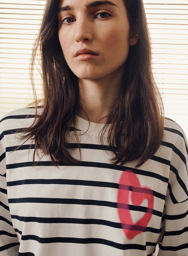 T-shirt Des Petits Hauts Fionna écru rayé bleu marine avec coeur graffiti rose gomme