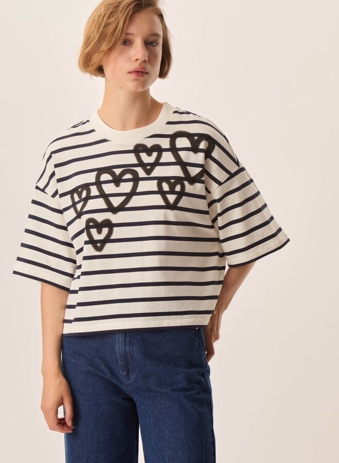 T-shirt Des Petits Hauts Fionna écru rayé bleu marine avec coeurs graffitis noirs
