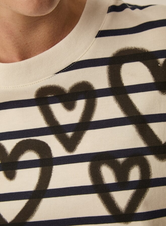 T-shirt Des Petits Hauts Fionna écru rayé bleu marine avec coeurs graffitis noirs