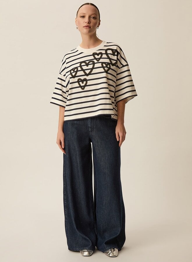 T-shirt Des Petits Hauts Fionna écru rayé bleu marine avec coeurs graffitis noirs