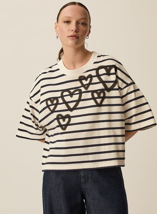 T-shirt Des Petits Hauts Fionna écru rayé bleu marine avec coeurs graffitis noirs