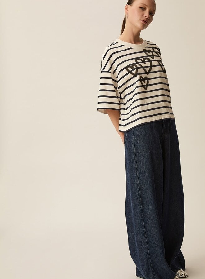 T-shirt Des Petits Hauts Fionna écru rayé bleu marine avec coeurs graffitis noirs