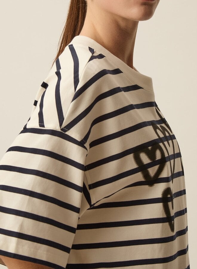 T-shirt Des Petits Hauts Fionna écru rayé bleu marine avec coeurs graffitis noirs