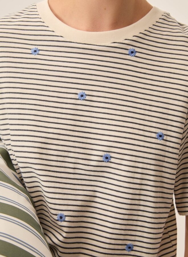 T-shirt Des Petits Hauts Josef rayé bleu marine & écru à fleurs bleues brodées