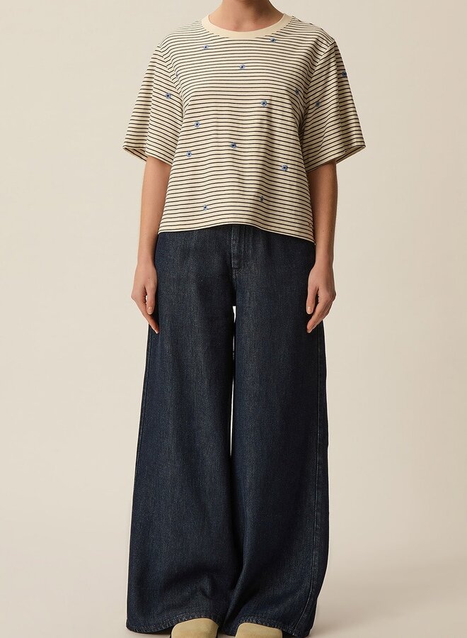 T-shirt Des Petits Hauts Josef rayé bleu marine & écru à fleurs bleues brodées