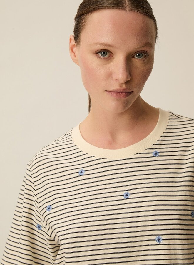 T-shirt Des Petits Hauts Josef rayé bleu marine & écru à fleurs bleues brodées