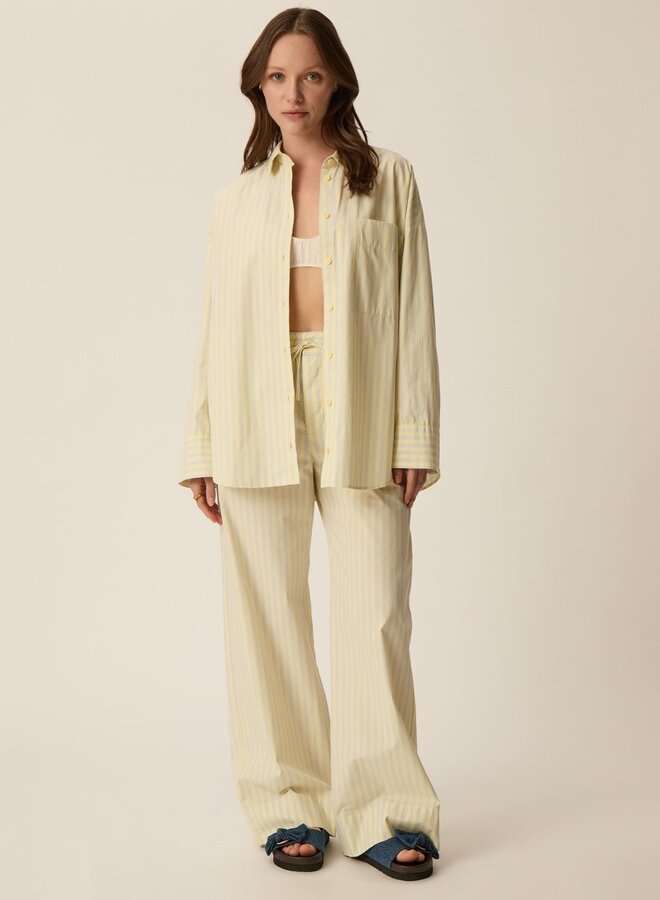 Pantalon Des Petits Hauts Totem jaune beurre rayé bleu ciel