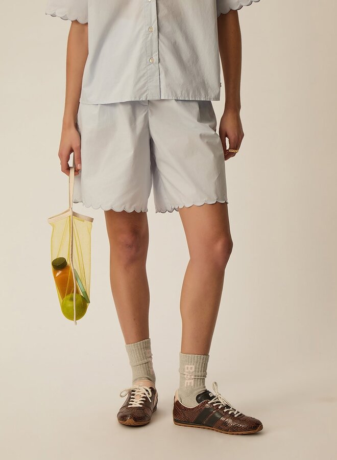 Bermuda Des Petits Hauts Rebby au bas festonné bleu ciel