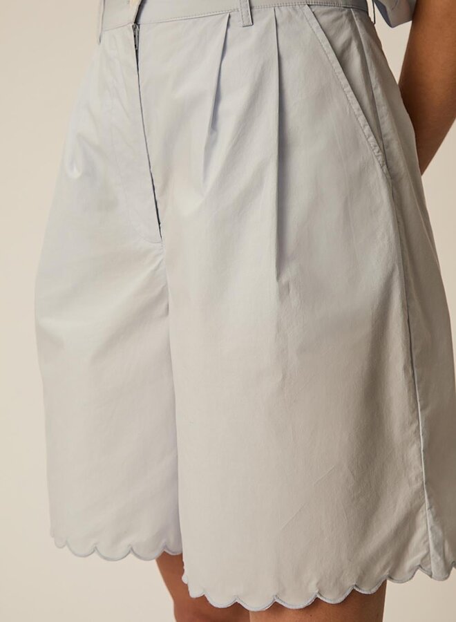 Bermuda Des Petits Hauts Rebby au bas festonné bleu ciel