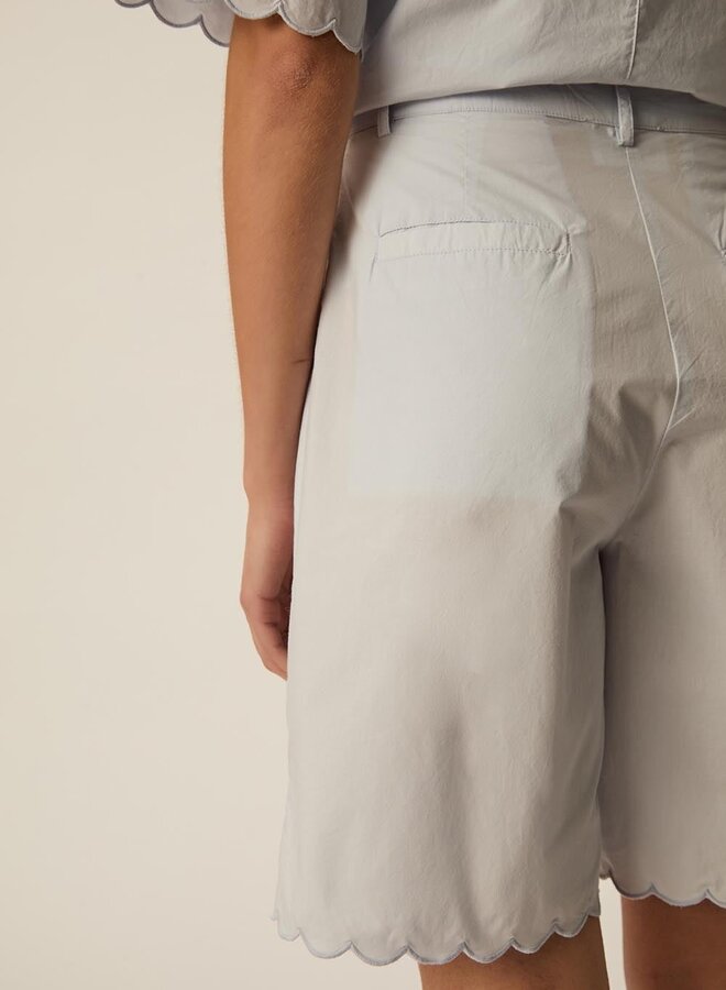 Bermuda Des Petits Hauts Rebby au bas festonné bleu ciel