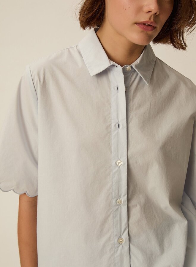 Chemise Des Petits Hauts Rebeka à col classique & manches courtes festonnées bleu ciel