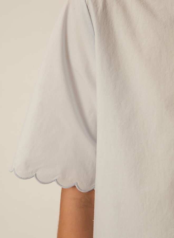 Chemise Des Petits Hauts Rebeka à col classique & manches courtes festonnées bleu ciel