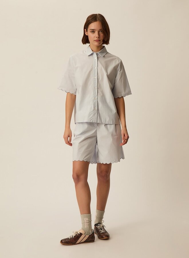 Chemise Des Petits Hauts Rebeka à col classique & manches courtes festonnées bleu ciel