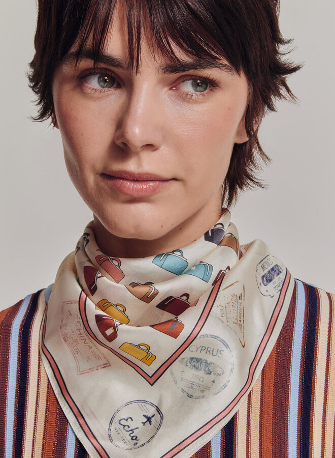 Foulard carré Echo Vintage Luggage ivoire imprimé valises bleues & beiges multi