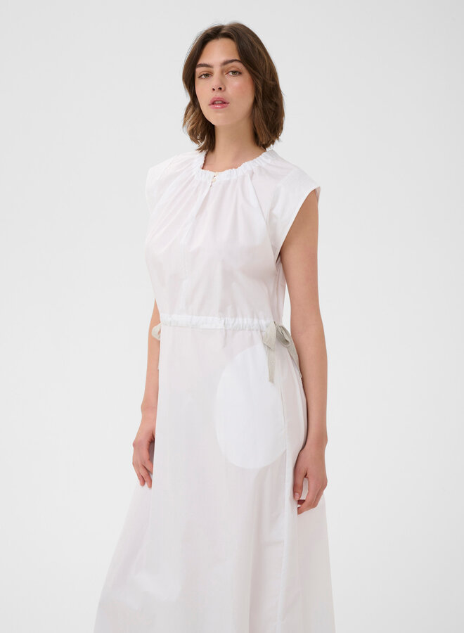 Robe longue InWear Ellin blanche à taille coulissante avec ruban gris pâle