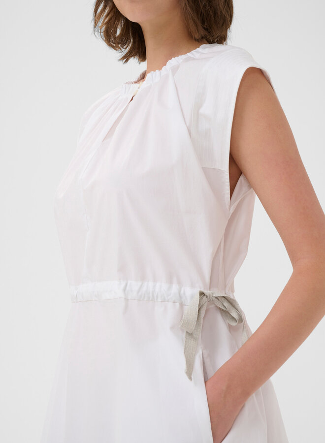 Robe longue InWear Ellin blanche à taille coulissante avec ruban gris pâle