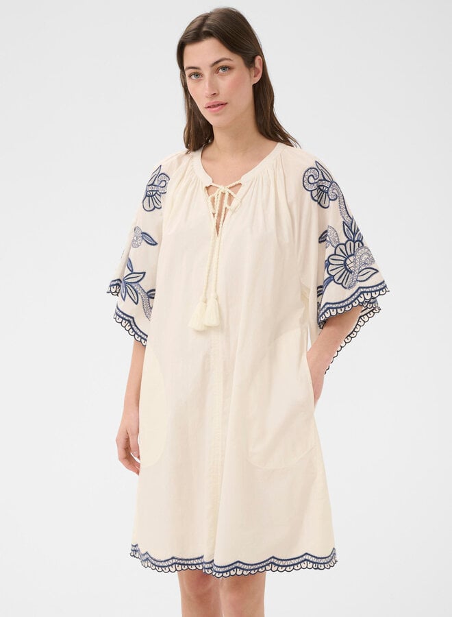 Robe Part Two Breanna écrue avec broderies bleues