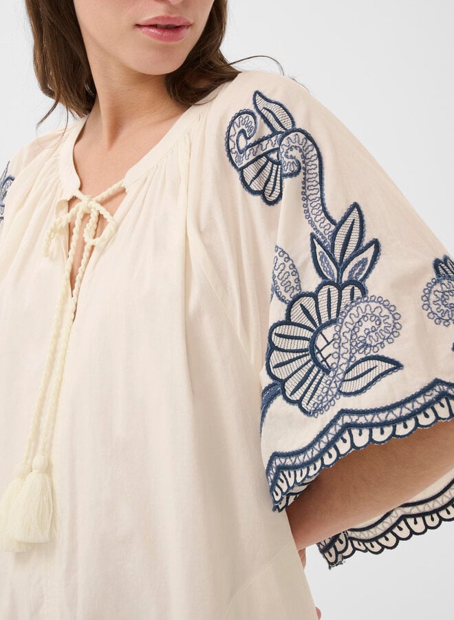 Robe Part Two Breanna écrue avec broderies bleues
