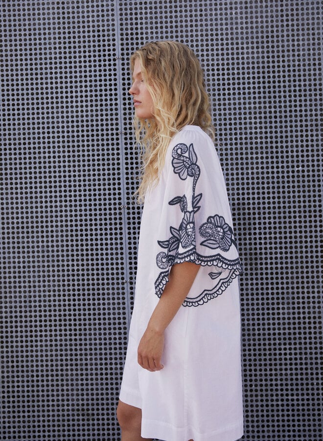 Robe Part Two Breanna écrue avec broderies bleues