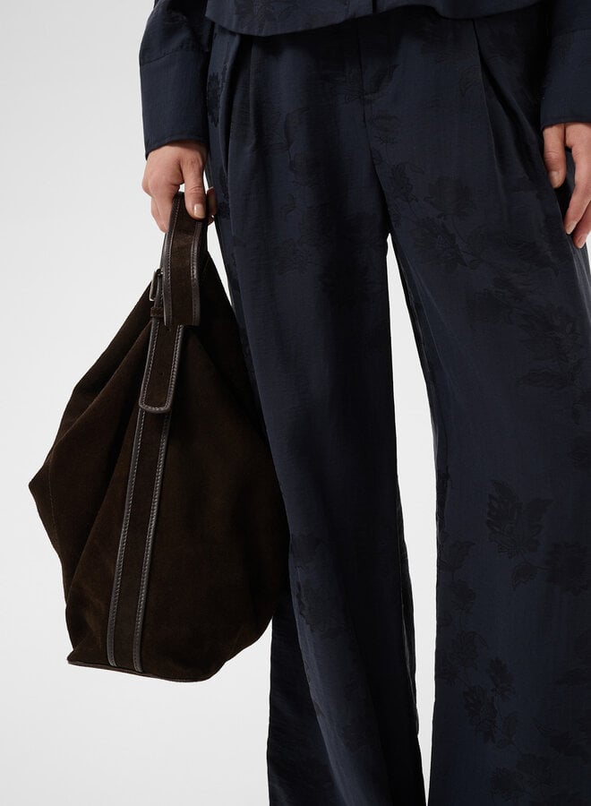 Pantalon Part Two Cathleen satiné fleuri ton sur ton bleu marine