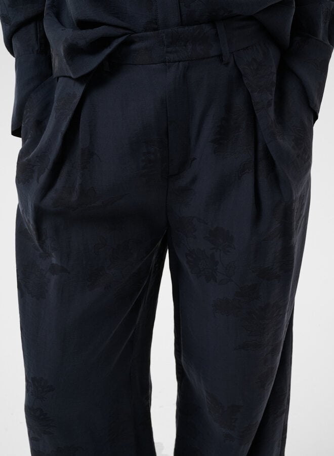 Pantalon Part Two Cathleen satiné fleuri ton sur ton bleu marine