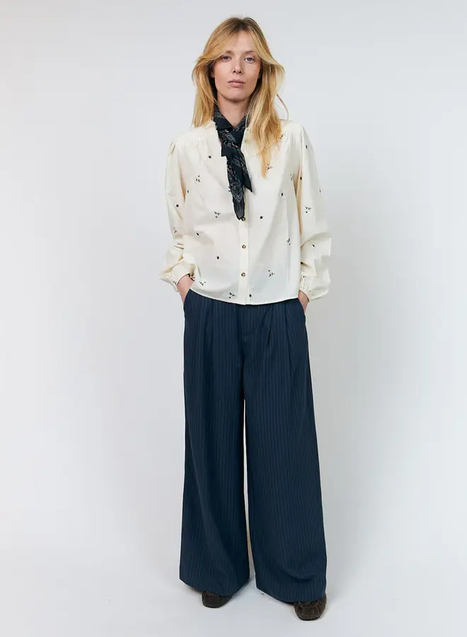 Blouse Lolly's Laundry Alessandra à col frison crème à broderies noires