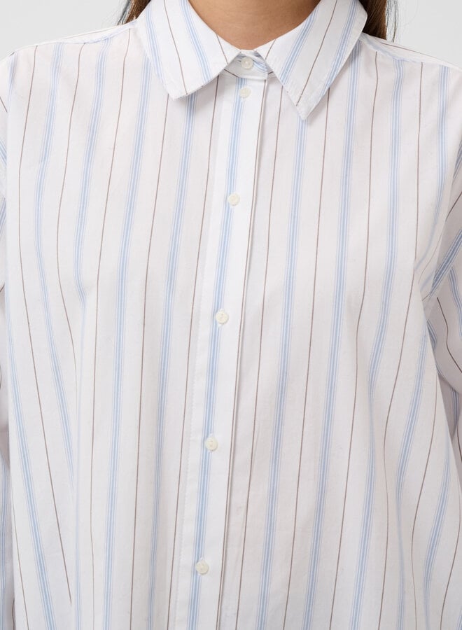 Chemise Soaked Noelle mi-longue blanche rayée bleu ciel