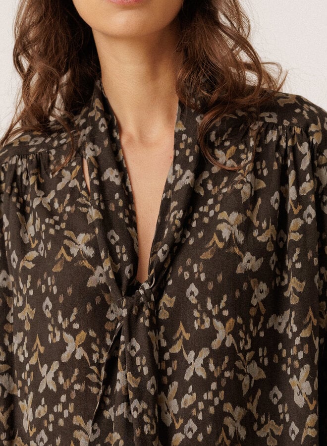Blouse Indi & Cold à col V à foulard gris anthracite imprimée vert safari & bleue
