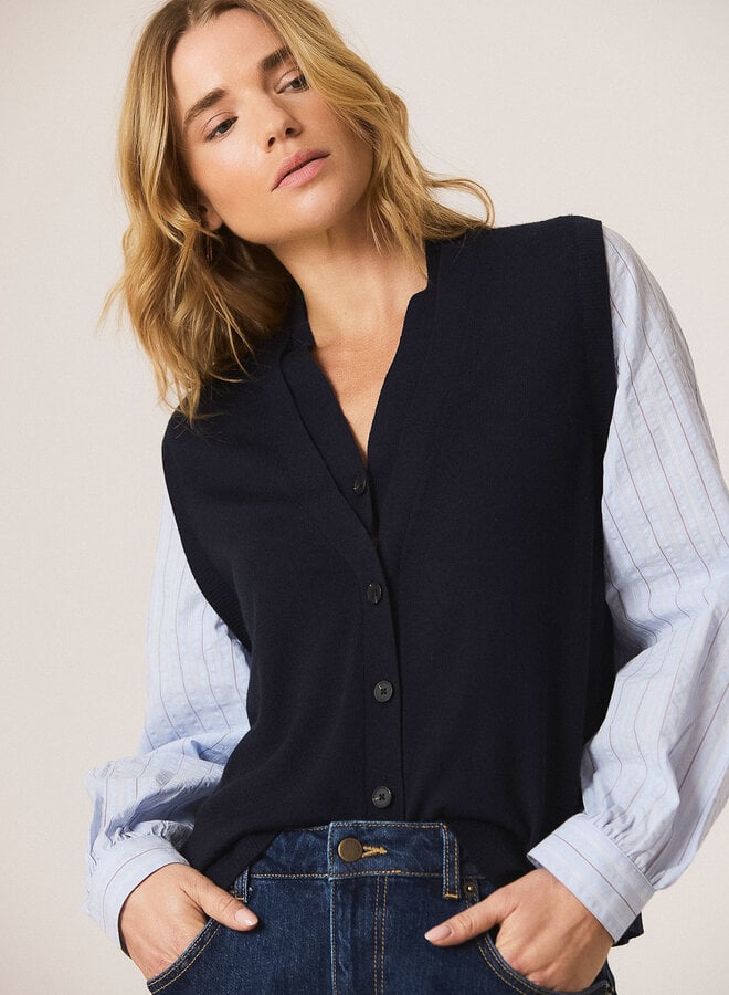 Cardigan Indi & Cold à col V boutonné bleu marine & blouse bleue pâle intégrée