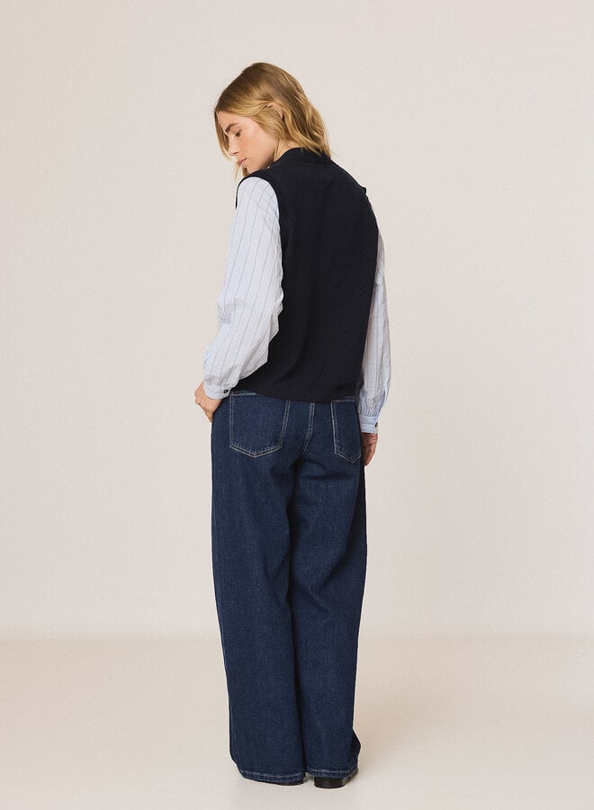 Cardigan Indi & Cold à col V boutonné bleu marine & blouse bleue pâle intégrée