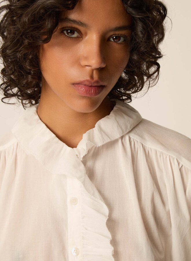Blouse Des Petits Hauts Tanou à col montant à frison écrue