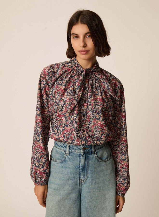 Blouse Des Petits Hauts Rainbow nouée au cou fleurie bleu paon, rouge ocre & prune