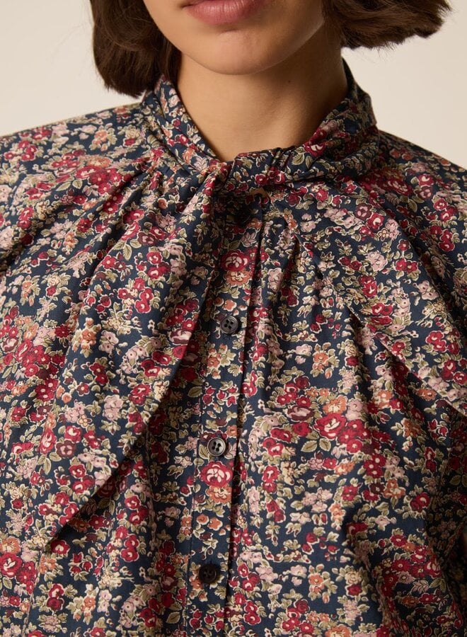Blouse Des Petits Hauts Rainbow nouée au cou fleurie bleu paon, rouge ocre & prune