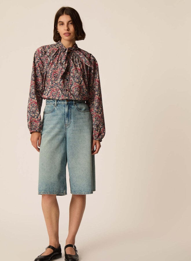 Blouse Des Petits Hauts Rainbow nouée au cou fleurie bleu paon, rouge ocre & prune