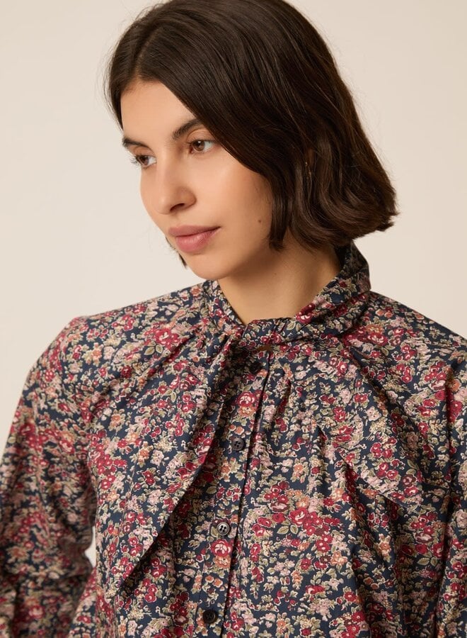 Blouse Des Petits Hauts Rainbow nouée au cou fleurie bleu paon, rouge ocre & prune