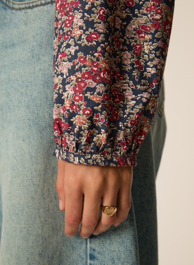 Blouse Des Petits Hauts Rainbow nouée au cou fleurie bleu paon, rouge ocre & prune