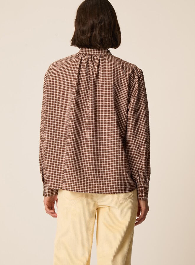 Blouse Des Petits Hauts Sulvia nouée au cou à carreaux brun cognac