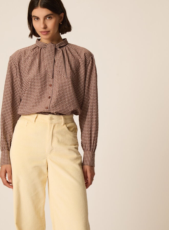 Blouse Des Petits Hauts Sulvia nouée au cou à carreaux brun cognac