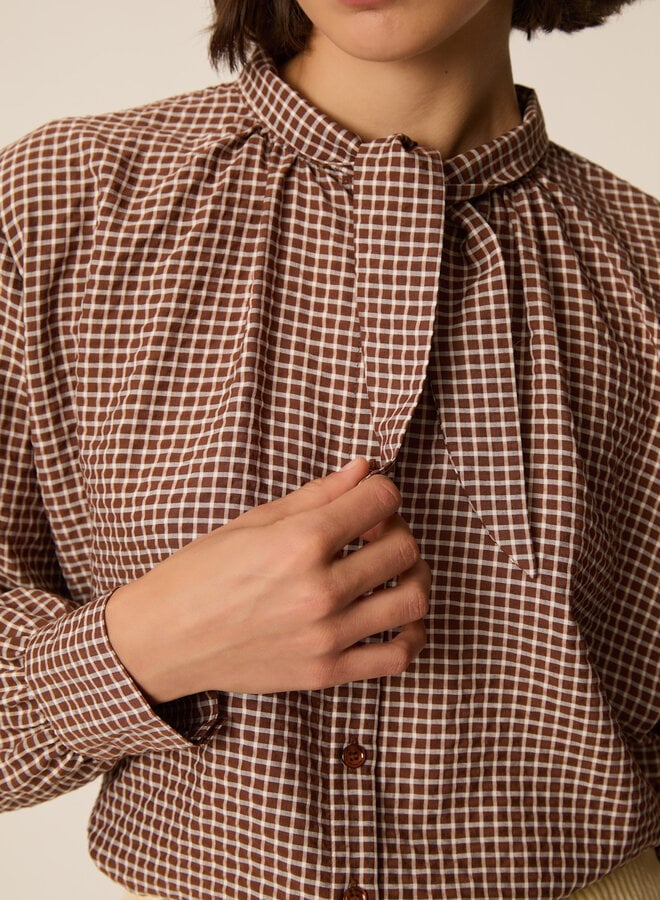 Blouse Des Petits Hauts Sulvia nouée au cou à carreaux brun cognac